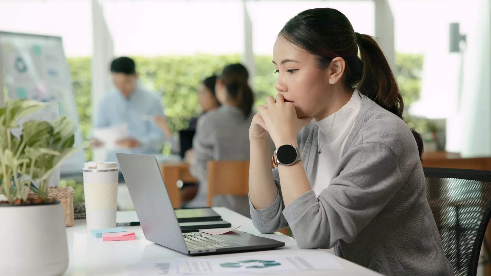 Experto alerta sobre los peligros de automatizar puestos Junior y el impacto que tendrá en la fuerza laboral del futuro